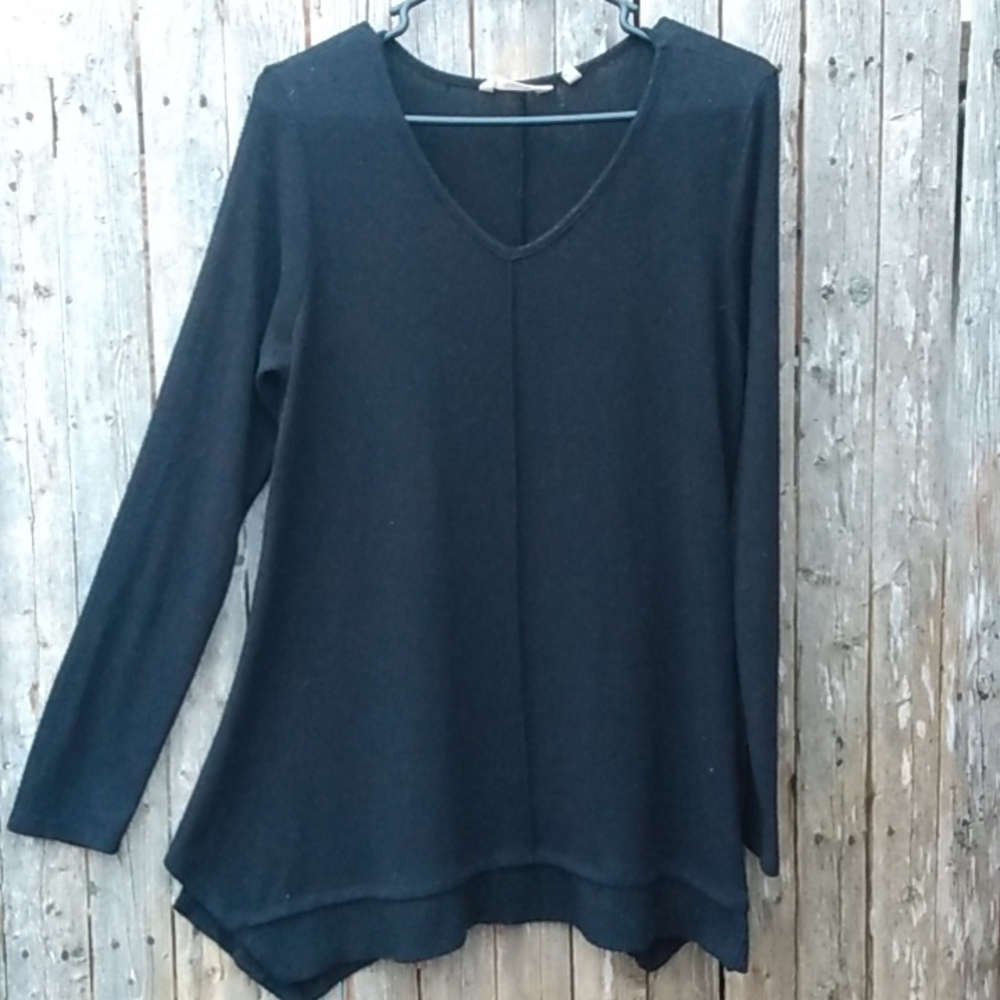 SO SOFT SURROUNDINGS BLACK MEDIUM OVERSIZED LIGHTWEIGHT TUNIC SWEATER V-NECK